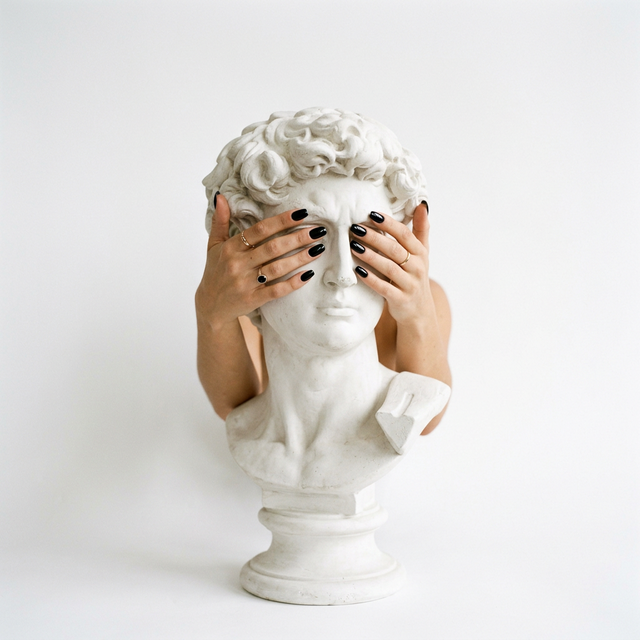 Статуя с нокти